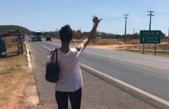 Resultado de imagem para Ônibus de Paula Fernandes quebra e cantora pede carona no Piauí