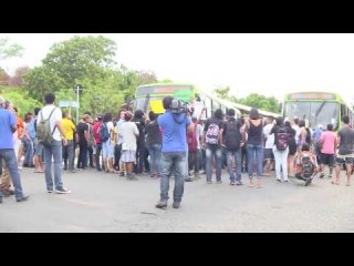 Jovens param o trânsito em protesto contra o aumento da passagem de í´nibus