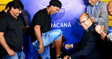 Com festa e samba, Ronaldinho põe pés na calçada da fama do Maracanã