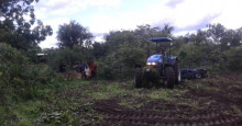 Prefeitura de Pedro II prepara terras de agricultores familiares para o plantio