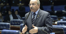 Senador dá cargo de R$ 23 mil a primo dos filhos de Bolsonaro