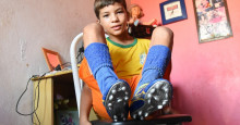 Torturado na infância, Garoto Denis vive sonho de se tornar jogador de futebol
