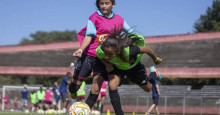 Meninas superam distância e concorrência para treinar futebol