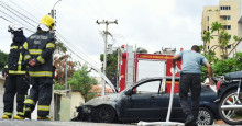 Carro pega fogo na Rua Eliseu Martins; não houve feridos