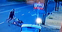 Vídeo: Motorista foge após atropelar mulher em motocicleta na Rua Pires de Castro