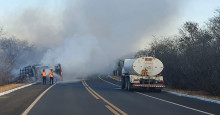 Caminhão tomba, pega fogo e interdita trecho da BR 320 em Oeiras