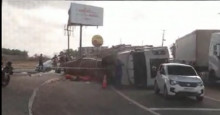 Caminhão carregado com frutas tomba na Avenida Miguel Rosa, em Teresina