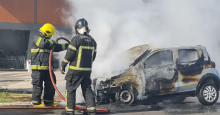 Carro pega fogo na avenida Universitária e assusta população