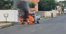 Carro pega fogo no bairro Morada do Sol; veja imagens