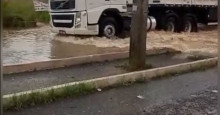 Chuva alaga ruas e abre cratera no bairro Dirceu, em Teresina