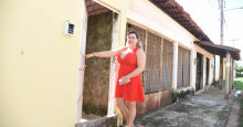 Moradores do Porto Alegre constroem muretas nas portas das casas para evitar alagamentos