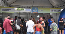 Um Dia na Praça: moradores do Santa Maria da Codipi recebem RGs emitidos durante ação