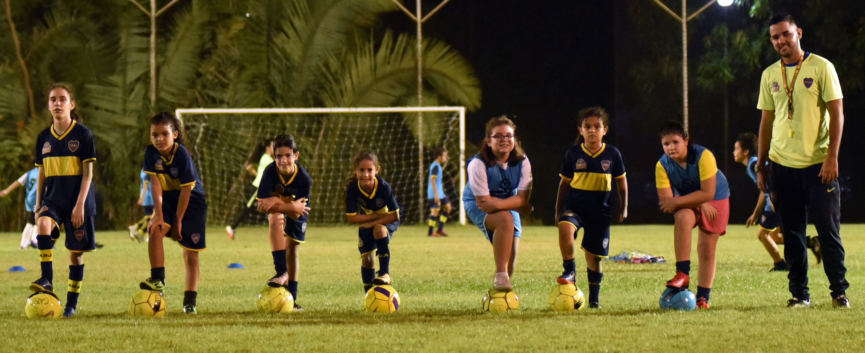 Jogo de futebol feminino no campo de futebol fotografia editorial