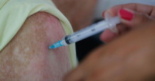 Infectados pela Covid-19 devem esperar um mês para se vacinar, explica infectologista