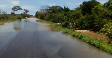 Ãgua rompe barreira de açude e invade rodovia no interior do Piauí