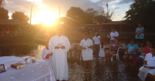 Dia de São Nicolau, paroquianos realizam missa a Beira do rio São Nicolau.