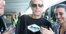 Bon Jovi chega ao Brasil e posa com fãs no aeroporto