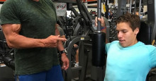 Schwarzenegger posa com filho, fãs comentam semelhança