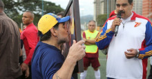 Maradona beija foto de Chaves e se diz 'soldado' de Maduro