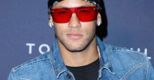 Neymar curte festa de Halloween com modelo Bar Zomer