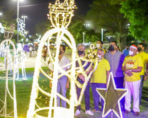 Um mês após o Natal, decoração de fim de ano permanece no Parque da Cidadania