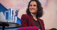Escritora brasileira Marília Garcia vence o prêmio Oceanos