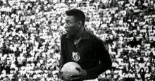 Ninguém sabe onde foi parar camisa 1 que Pelé usou em 1964