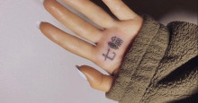 Ariana Grande tatua por engano símbolo japonês que significa 'churrasqueira'