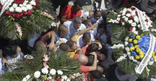 Corpo de goleiro morto em incêndio é sepultado ao som do Hino do Flamengo