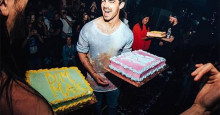 Joe Jonas joga um bolo inteiro no rosto de fã na plateia de seu show