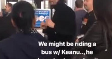 Keanu anda de Ã´nibus após pouso de emergência de avião e brinca com fãs