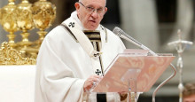 Papa acirra polêmica entre alas do Vaticano ao recusar beija-mão
