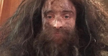 Radcliffe aparece com barba e cabelos grandes e fãs o comparam a personagem