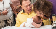Ao lado de Silvio Santos, Patrícia mostra cerimÃ´nia de circuncisão do filho