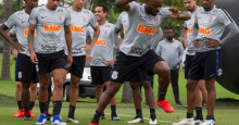 Carille comanda treino leve e atrasa definição do time no Corinthians