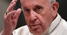 Carta que acusa papa de heresia intensifica 'guerra santa' na Igreja