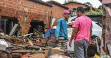 Casas destruídas em enxurrada começam a ser reconstruídas