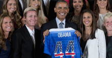 Após briga de Trump com capitã, seleção presenteia Obama com camisa