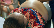 Gestantes participam de encontro e recebem massagem indiana
