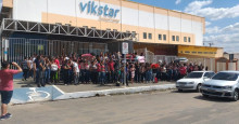 Funcionários de empresa de call center fazem protesto em Teresina