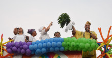Parada da Diversidade reúne 100 mil contra a intolerância