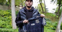 Neymar recebe camisa do Santos e afirma: 'honra ter feito parte'