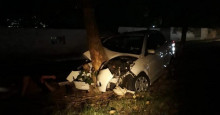 Carro bate em árvore e deixa três pessoas feridas na zona Leste