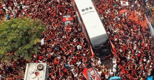 Flamengo chega ao Rio para comemorar título com a torcida