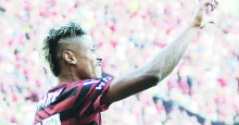 Flamengo goleia Corinthians e mantém distância para Palmeiras