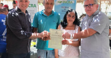 Gestão realiza entrega de títulos de terra no Assentamento Santa Clara