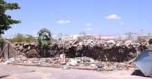 Lixo jogado por moradores derruba muro na estação da Boa Esperança