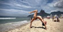 De biquíni, Mariana Ximenes impressiona ao fazer pose de ioga