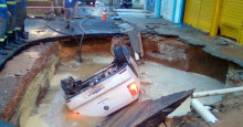 Adutora rompe, asfalto cede e carro cai em buraco na zona Sul