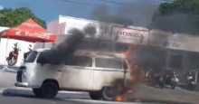 The: após fumaça no motor, Kombi pega fogo e assusta motorista